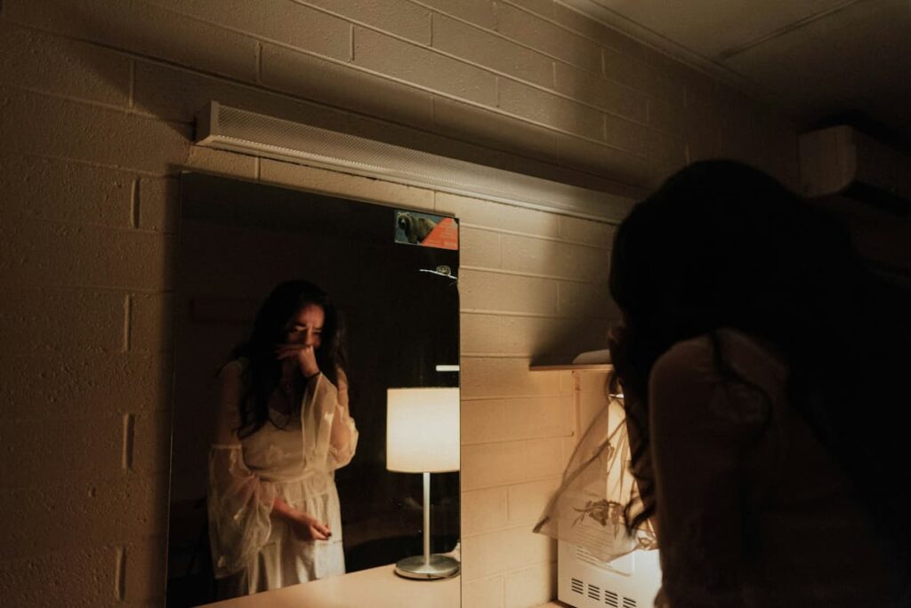 Imagem de uma mulher triste no espelho do banheiro
