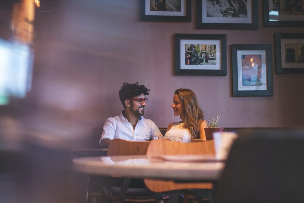 Imagem de um casal sentados em um restaurante conversando