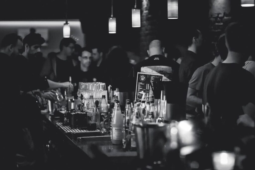 Imagem em preto e branco de um bar