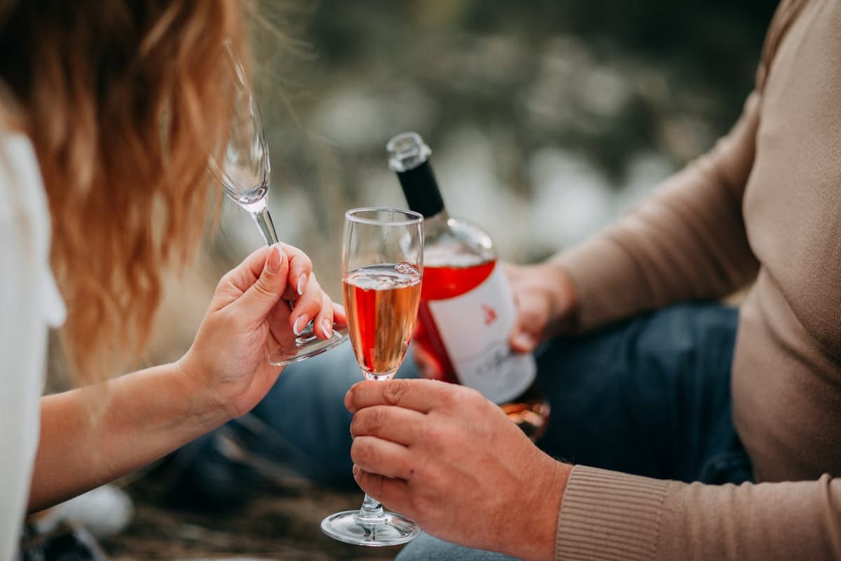 Imagem de um casal tomando vinho
