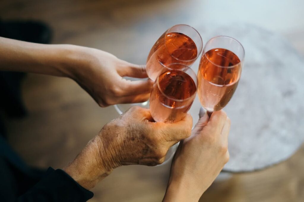 Imagem de três taças de vinho rosé