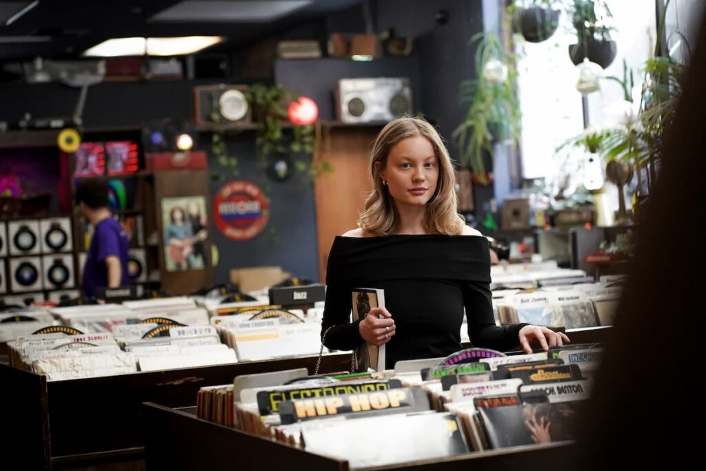 Imagem de uma mulher em uma loja de discos