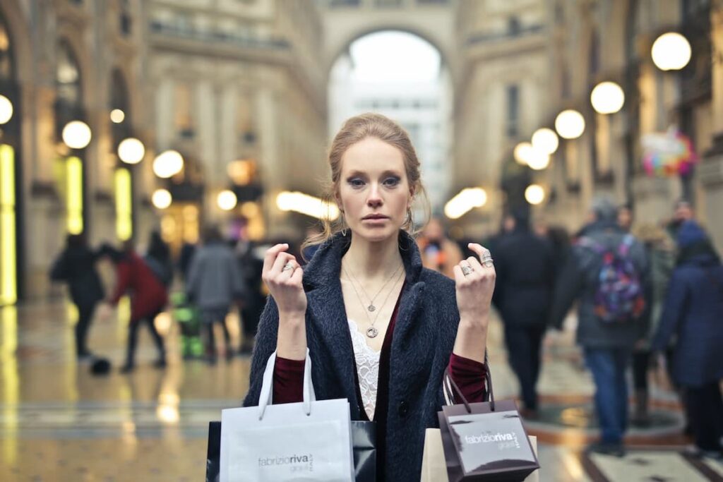 Imagem de uma mulher com sacolas de compras